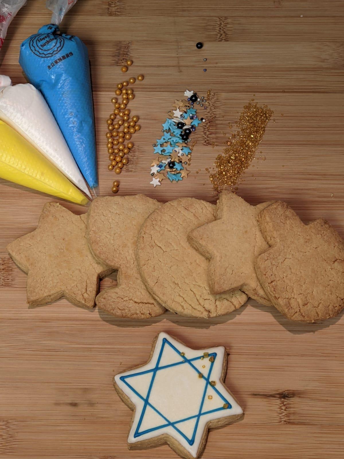    Bring home some fun with our DIY cookie kits. Each kit comes with one predecorated cookie and a variety of 5 blank cookies and decorations for you to design as you wish. Kits are available for pickup or shipping. Instructions included.